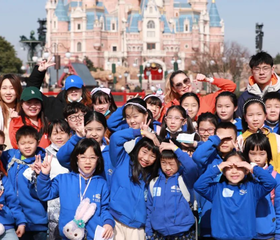 中国上海迪士尼双语冬令营 l 纯英文环境，1:4师生比，外教带玩迪士尼，美式运动、烘焙、艺术活动任选